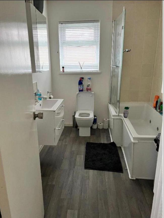 Mac's- Double Shared Bathroom Homestay *